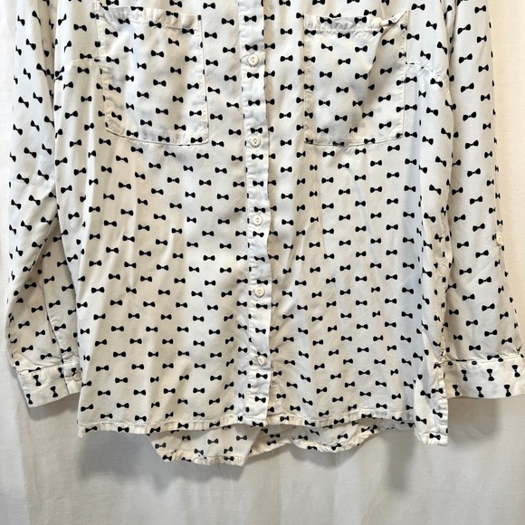 Women’s H&M Button Down Long Sleeve Blouse with Bow Tie Print + Front Po… - Picture 4 of 10